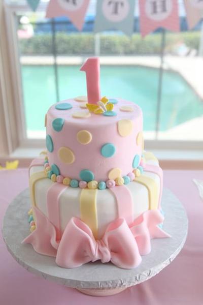 کیک تولد برای کودک دختر و پسر. 