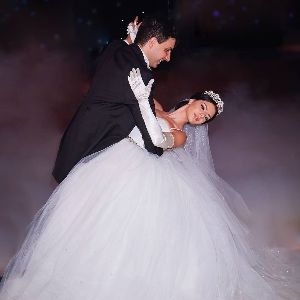 برای رقص دونفره عروس و داماد  ، رقص تانگو و سالسا بهتر است یا رقص ایرانی  