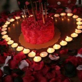 ایده های تزیین عاشقانه و رمانتیک میز تولد با گل و شمع