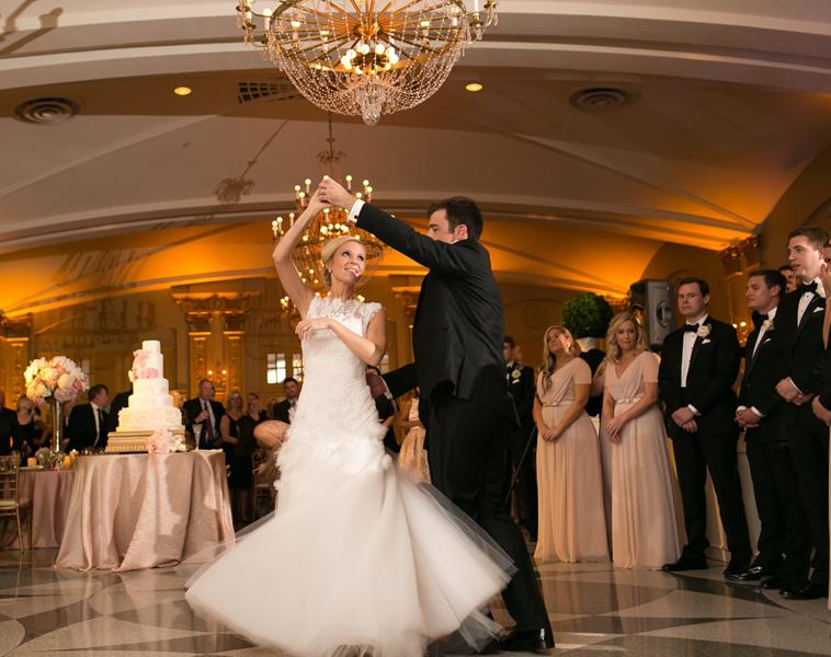 عکس رقص دو نفره عروس داماد - آتلیه عکاسی عروسی