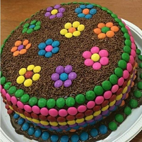 تزیین کیک تولد به روش ساده کیک تولد خانگی تزیین کیک اسمارتیز شکلات