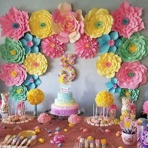 تزیین دیوار و جایگاه جشن تولد با گل کاغذی دکوراتیو فومی