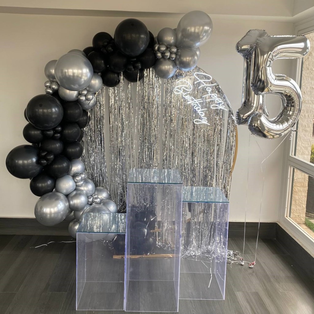 badkonak tavalodبادکنک آرایی جشن تولد تزیین میز تولد دیزاین تم تولد بادکنک گل1