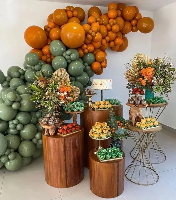 بادکنک آرایی جشن تولد تزیین میز تولد دیزاین تم تولد بادکنک گل پاییزی