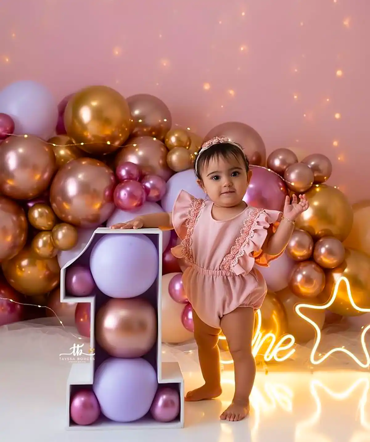 بادکنک آرایی جشن تولد تزیین میز تولد دیزاین تم تولد بادکنک گل کودک بچه دختر پسر