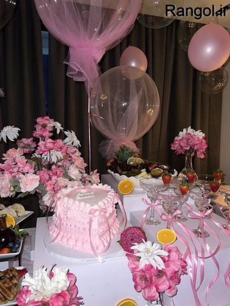 ایده تزیین میز تولد گل شمع کیک تولد تزیین میز لاکچری بادکنک میز تولد ساده شیک