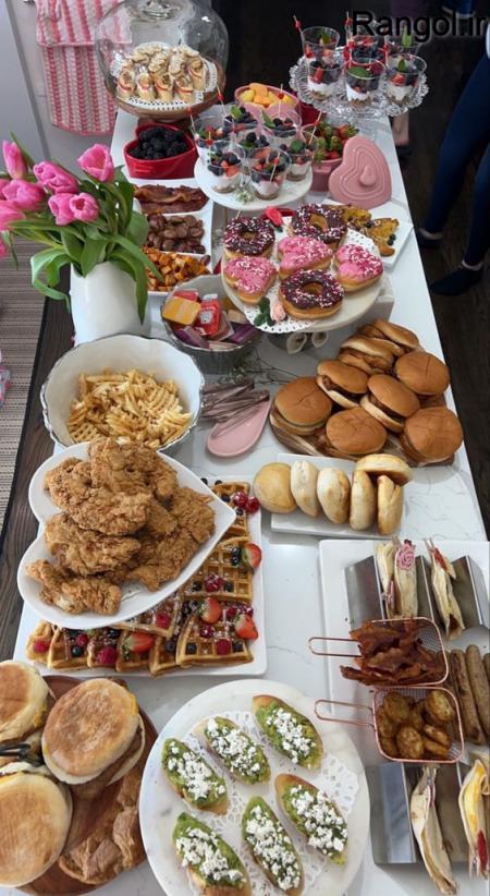 myz twld ایده تزیین میز تولد گل شمع کیک تولد تزیین میز لاکچری بادکنک میز تولد ساده شیک