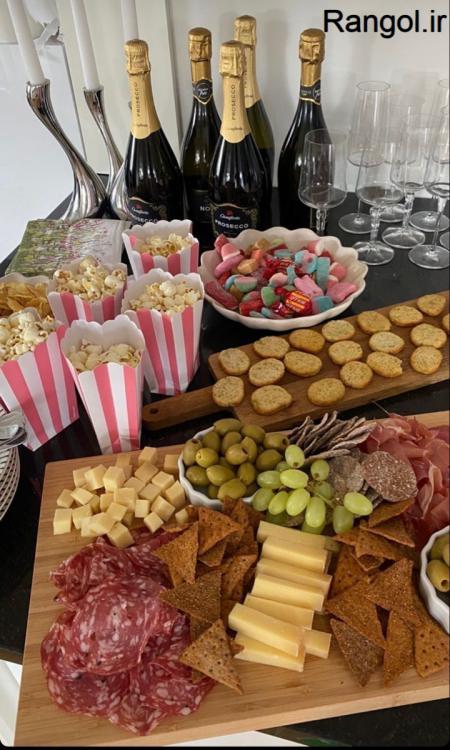 ایده تزیین میز تولد گل شمع کیک تولد تزیین میز لاکچری بادکنک میز تولد ساده شیک