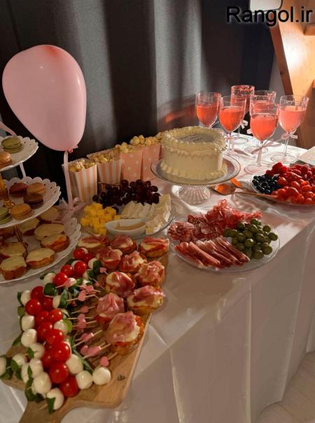 ایده تزیین میز تولد گل شمع کیک تولد تزیین میز لاکچری بادکنک میز تولد ساده شیک