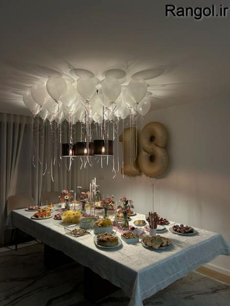 ایده تزیین میز تولد گل شمع کیک تولد تزیین میز لاکچری بادکنک میز تولد ساده شیک ریسه نور چراغ نورپردازی