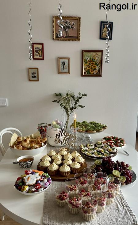 ایده تزیین میز تولد گل شمع کیک تولد تزیین میز لاکچری بادکنک میز تولد ساده شیک