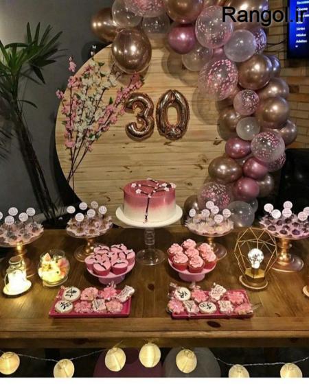 ایده تزیین میز تولد گل شمع کیک تولد تزیین میز لاکچری بادکنک میز تولد ساده شیک