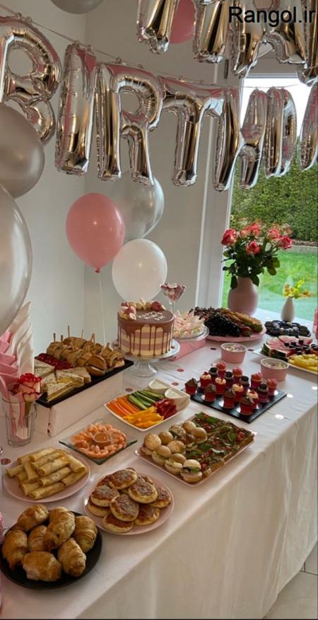 ایده تزیین میز تولد گل شمع کیک تولد تزیین میز لاکچری بادکنک میز تولد ساده شیک