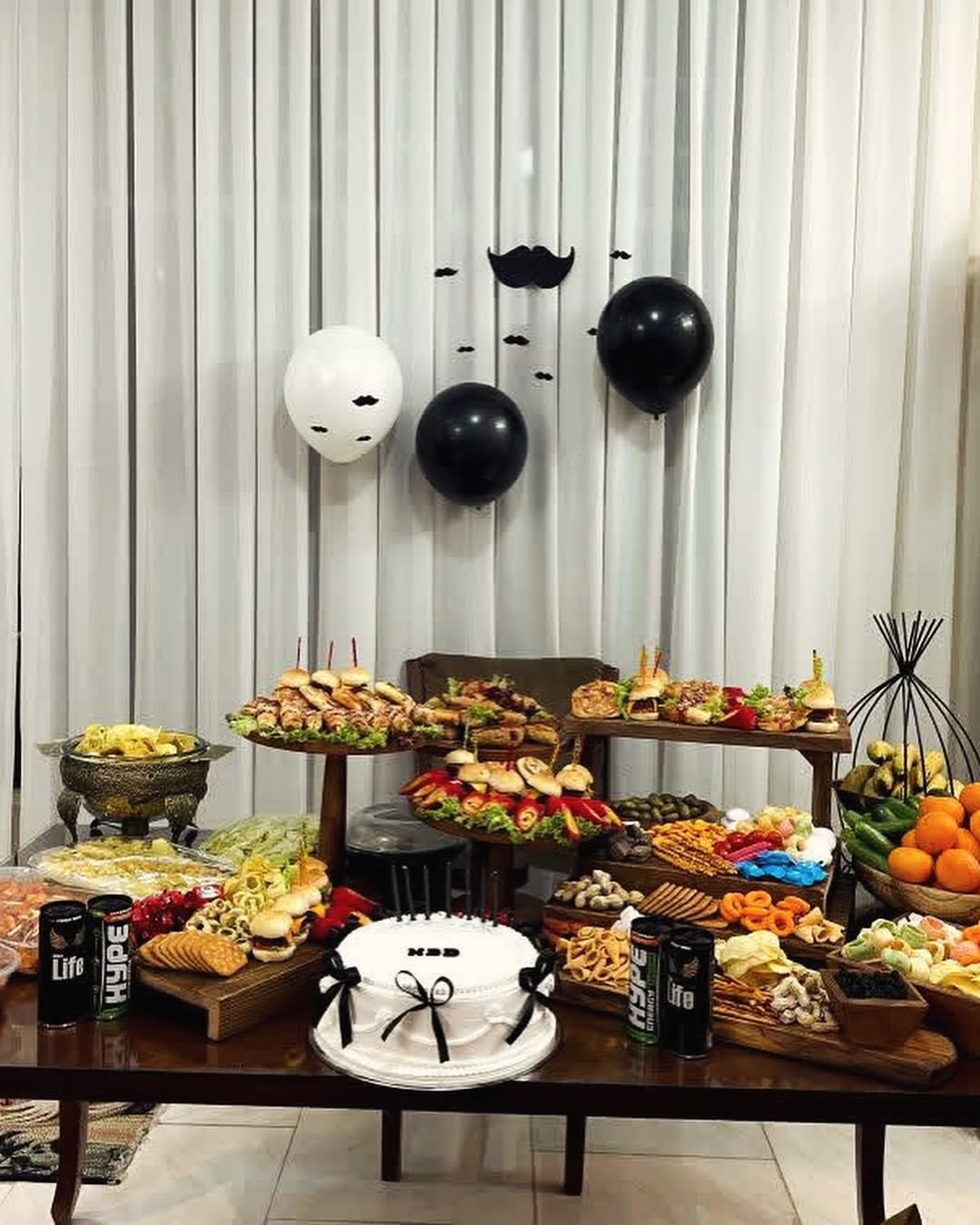 تزیین میز تولد ایده دیزاین میز تولد شیک لاکچری