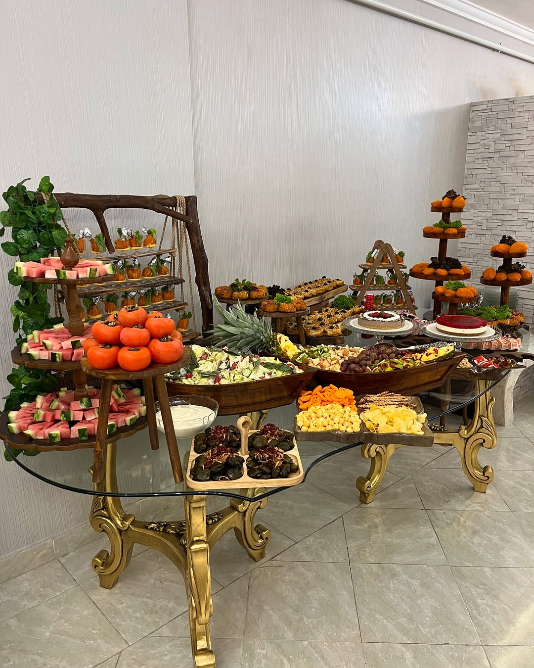 تزیین میز تولد ایده دیزاین میز تولد شیک لاکچری