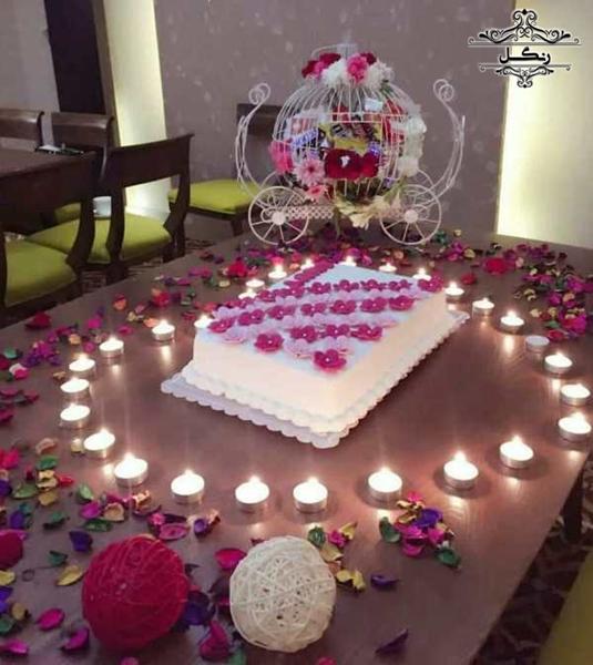 ایده های تزیین عاشقانه و رمانتیک میز تولد سورپرایزی با گل و شمع